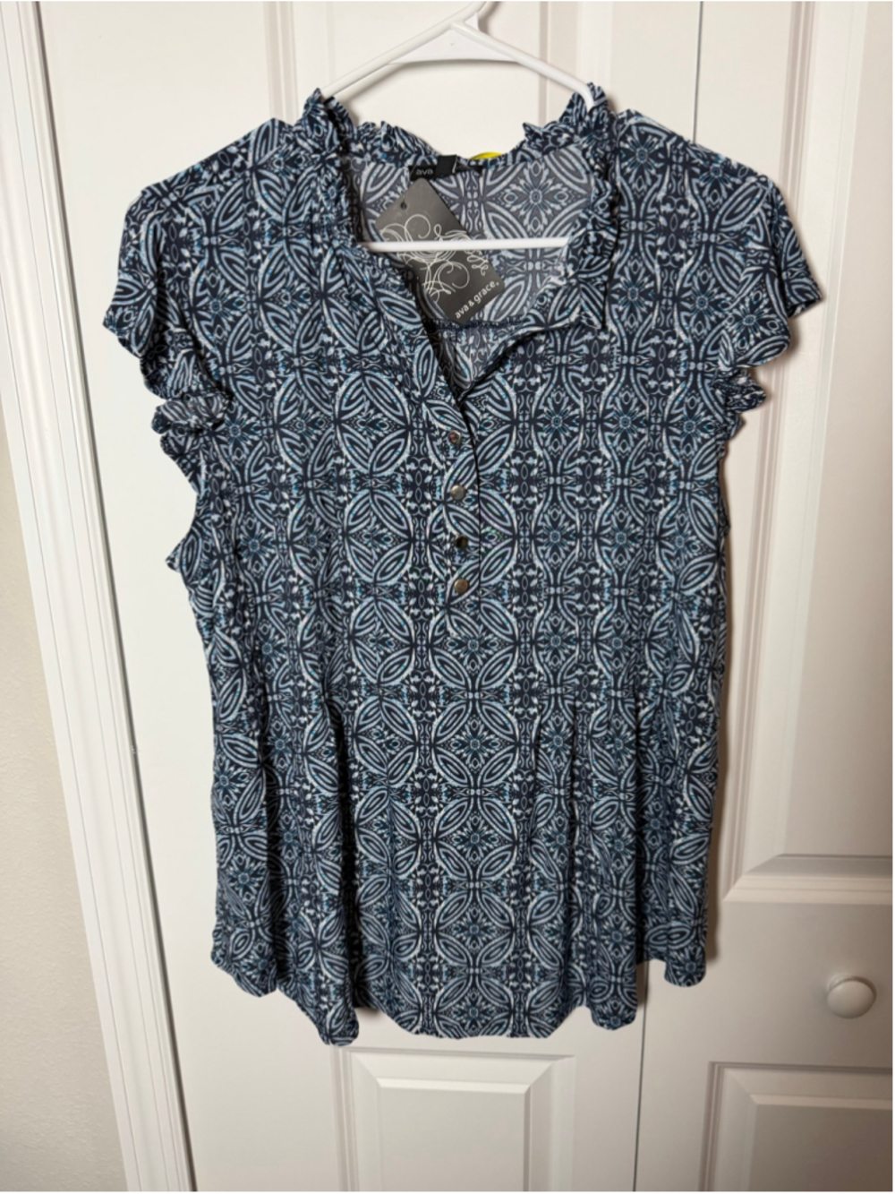 Ava & Grace Blue and White Patterned Blouse Size L NWT
